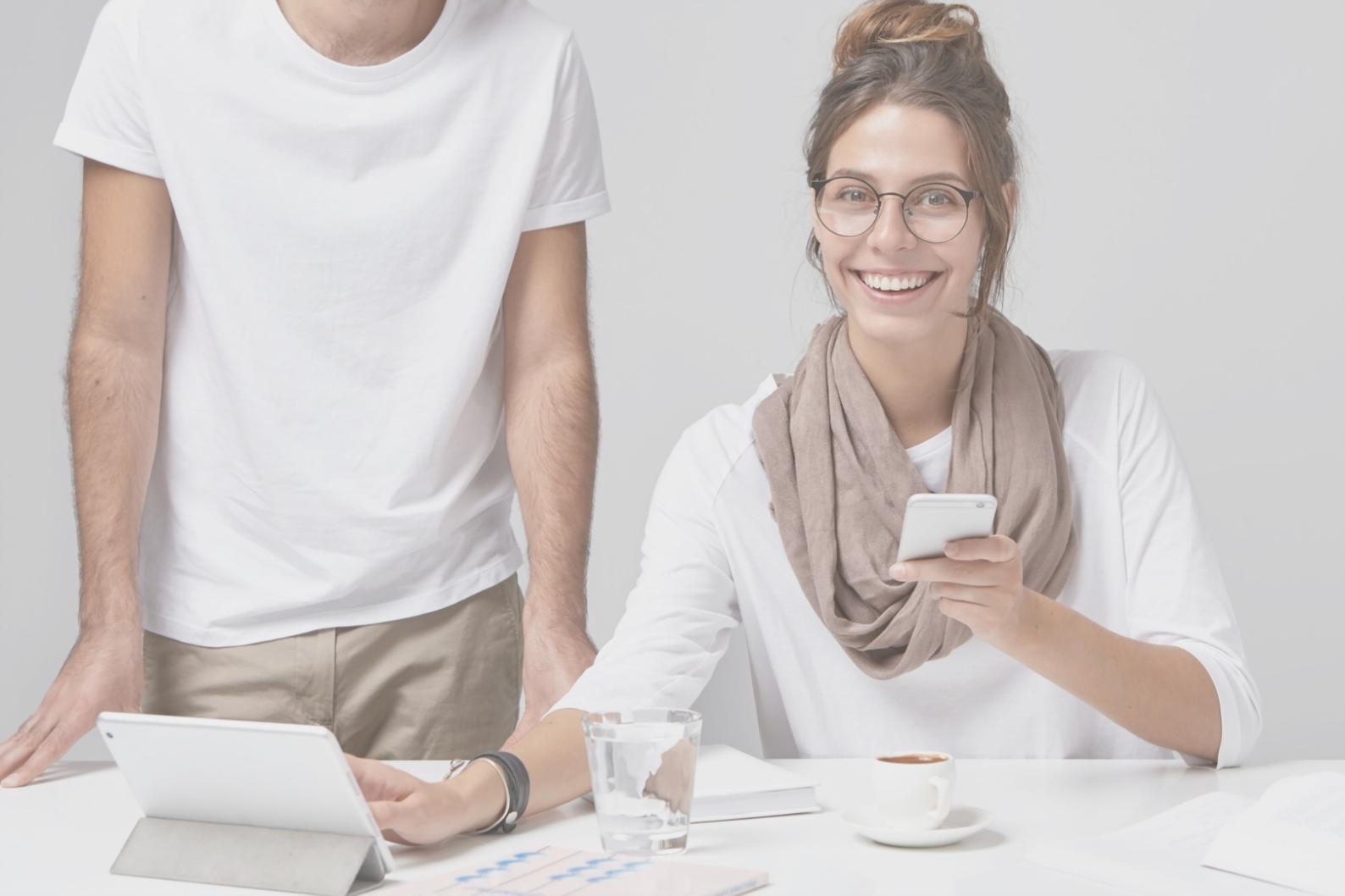 Consultor financiero trabajando con documentos y calculadora