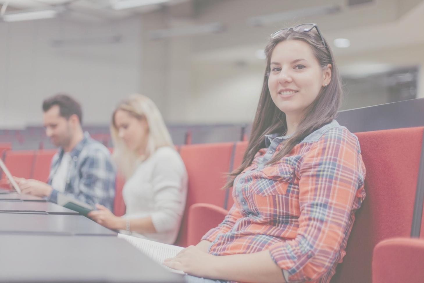 Estudiantes trabajando en análisis financiero